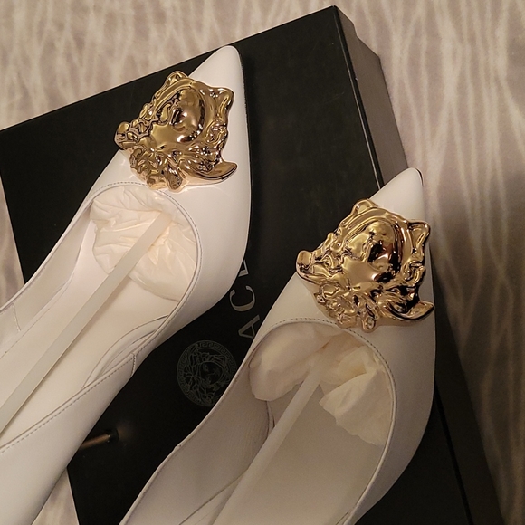 Versace Decollete T.110 Vitellino in White with Gold Medusa Head. Brand New. - Picture 7 of 10